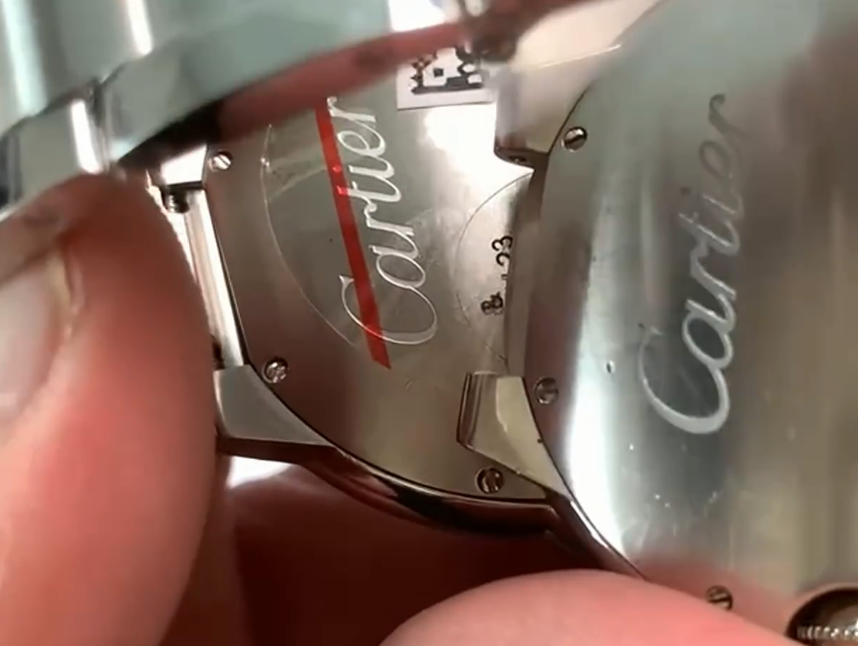 Kasa Arkasındaki Cartier Gravürü