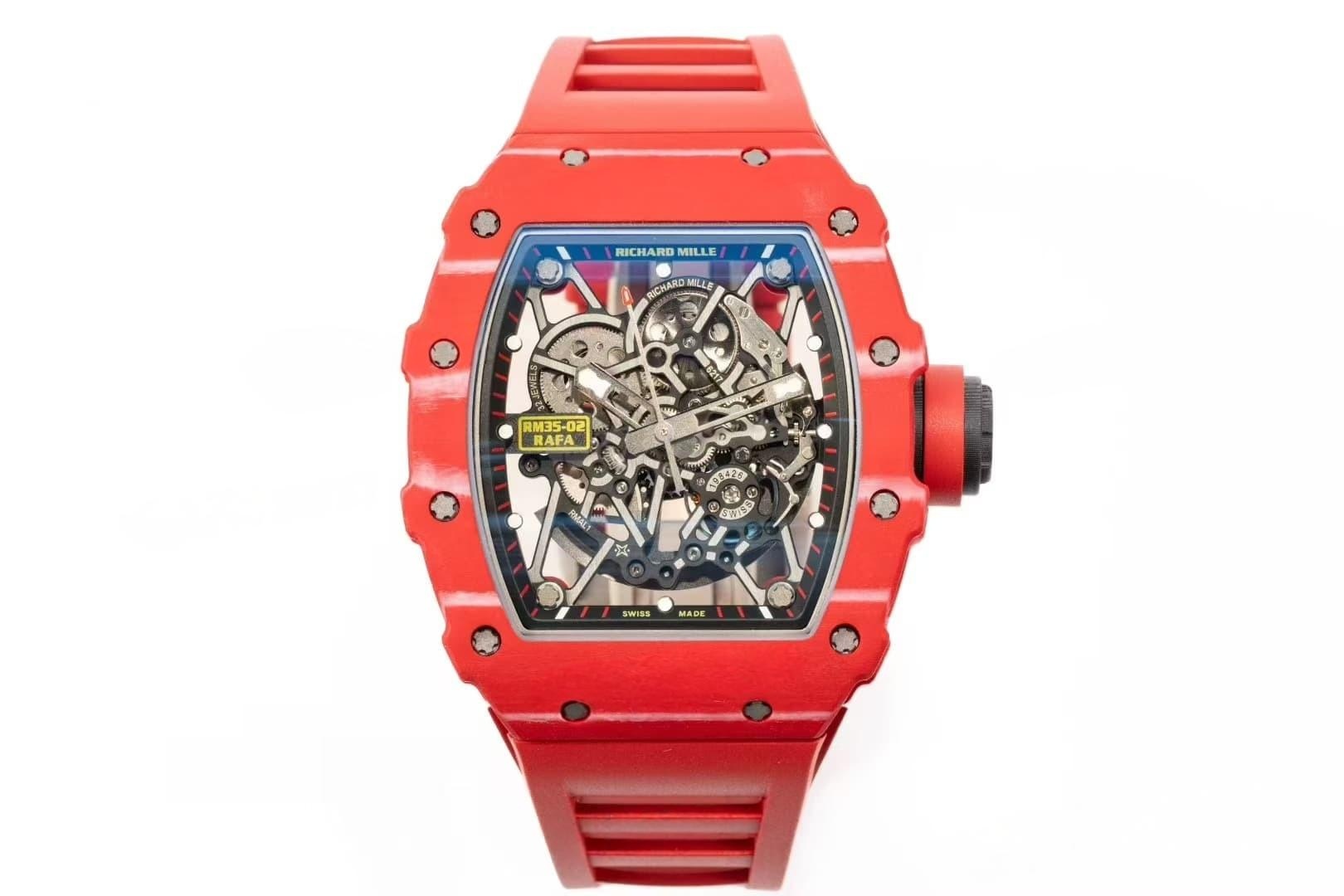 APS Factory Richard Mille RM35-02 Red Devil V2 versiyonu, kaçıksız (free-sprung) çift zemberekli RMAL1 entegre mekanizmasının kalitesi nasıl? — 1. fotoğraf