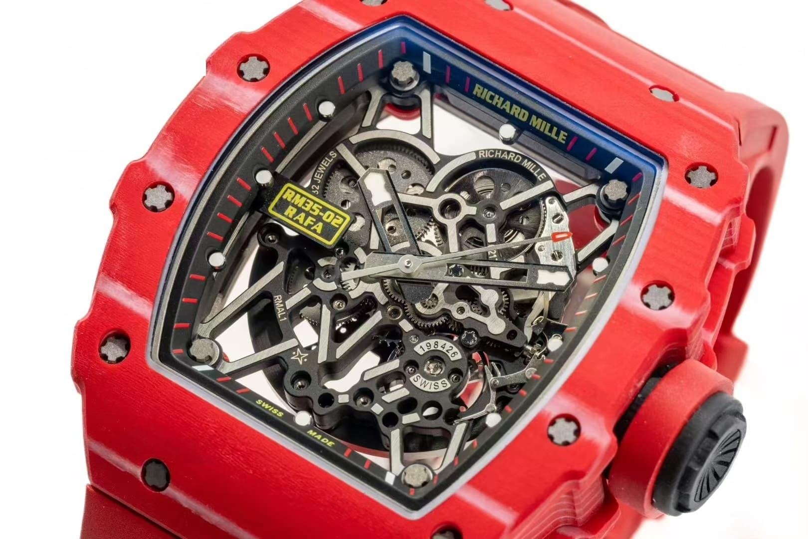 APS Factory Richard Mille RM35-02 Red Devil V2 versiyonu, kaçıksız (free-sprung) çift zemberekli RMAL1 entegre mekanizmasının kalitesi nasıl? — 3. fotoğraf