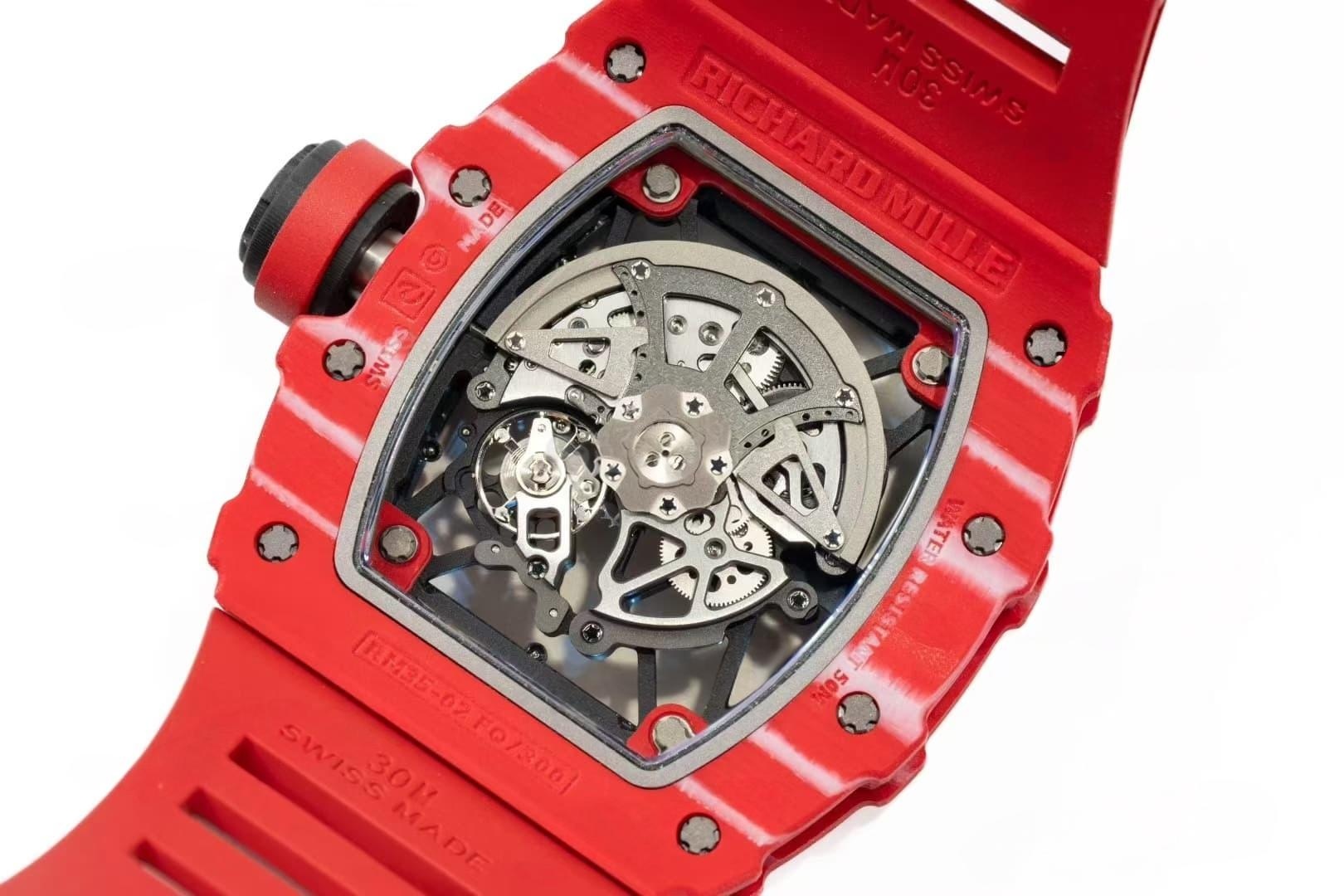 APS Factory Richard Mille RM35-02 Red Devil V2 versiyonu, kaçıksız (free-sprung) çift zemberekli RMAL1 entegre mekanizmasının kalitesi nasıl? — 4. fotoğraf