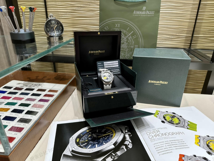 Audemars Piguet 37 mm kadın modeli, ünlü Wang Zhiwen ile aynı Royal Oak Offshore serisi kronograf saat — 1. fotoğraf