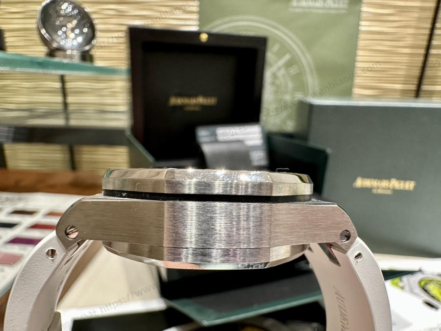 Audemars Piguet 37 mm kadın modeli, ünlü Wang Zhiwen ile aynı Royal Oak Offshore serisi kronograf saat — 6. fotoğraf