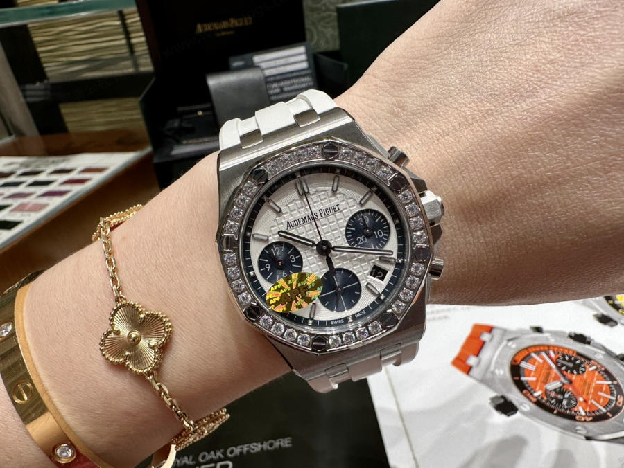 Audemars Piguet 37 mm kadın modeli, ünlü Wang Zhiwen ile aynı Royal Oak Offshore serisi kronograf saat — 12. fotoğraf