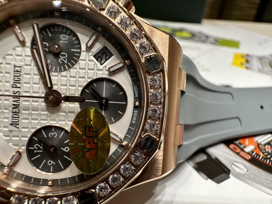 Audemars Piguet Kadın 37 mm - Ünlü Wang Ziwen ile Aynı Model - Royal Oak Offshore Serisi Kronograf Saat — 2. fotoğraf