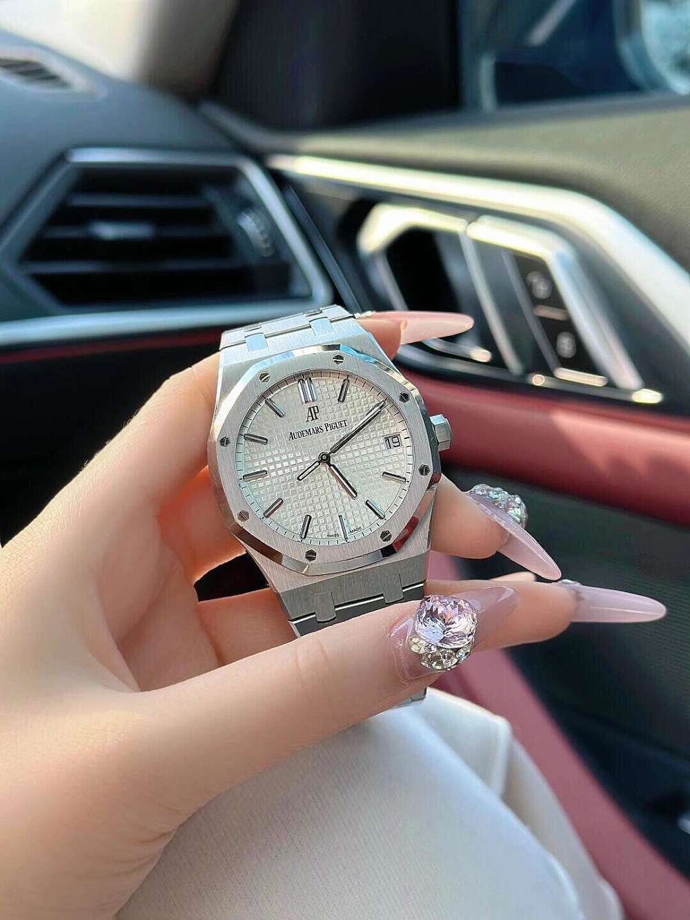 Audemars Piguet öyle şık ki arkadaşı kalmıyor — 1. fotoğraf