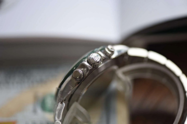 Replika Rolex Daytona Kurma Kolu ve Kronograf Butonları