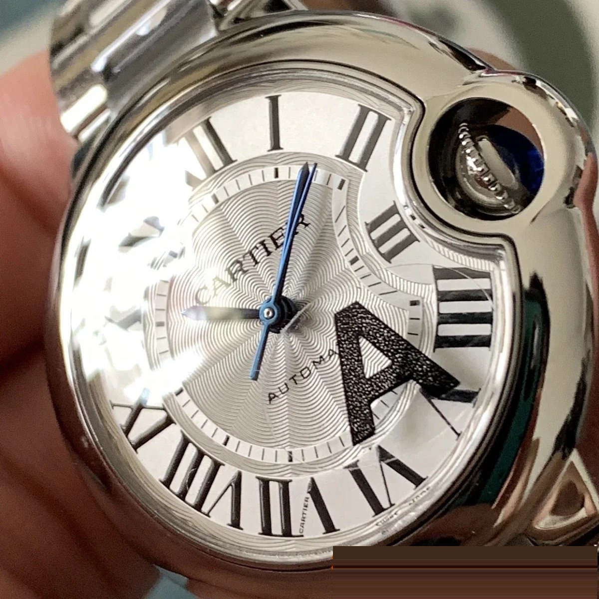 En yeni V6 Cartier V7 versiyonu Ballon Bleu 42 mm detaylı gerçek çekim incelemesi ve gerçek-replika karşılaştırması — 4. fotoğraf