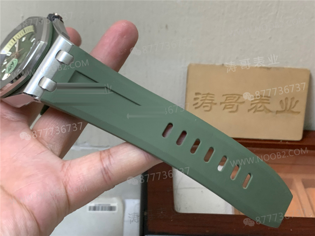 Gerçek-replika karşılaştırması: APS Factory Audemars Piguet 15720 hızlı sök kayış 4308 mekanizma — 18. fotoğraf