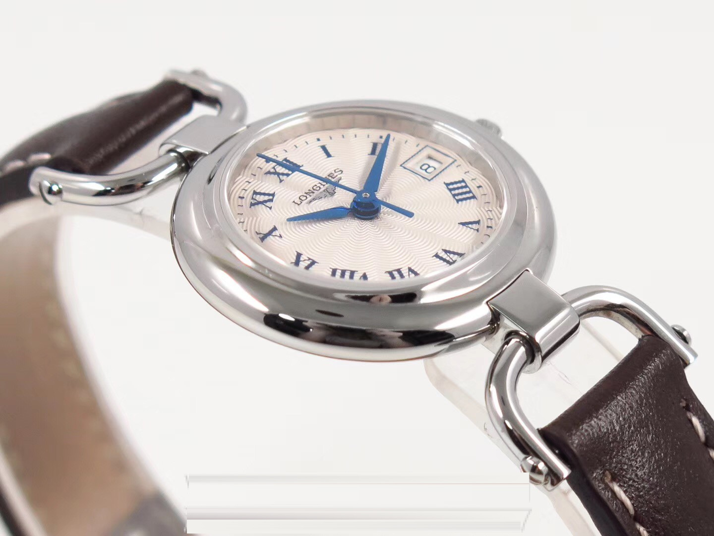 Gerçek-replika karşılaştırması: GS Factory Longines Equestrian serisi kadın replika saati 26,5 mm orijinal İsviçre 152 kuvars mekanizmasıyla orijinaline kıyasla nasıl? İlk bakışta sahte olduğu belli olur mu? — 21. fotoğraf