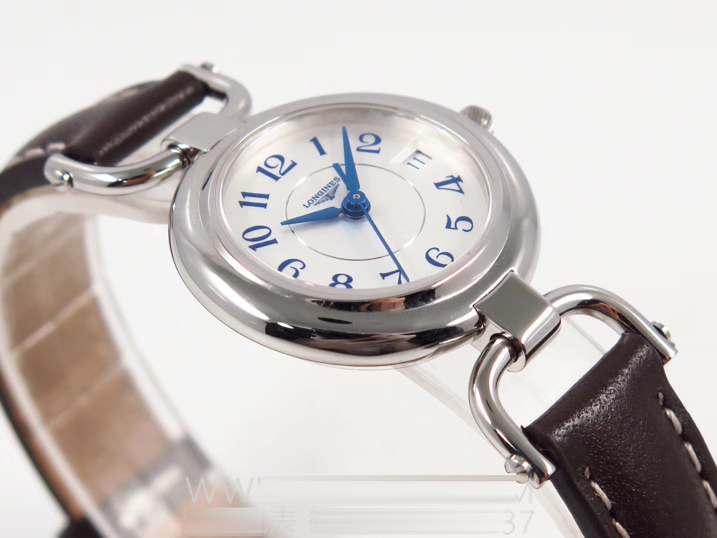 Gerçek-replika karşılaştırması: GS Factory Longines Equestrian serisi kadın replika saati 26,5 mm orijinal İsviçre 152 kuvars mekanizmasıyla orijinaline kıyasla nasıl? İlk bakışta sahte olduğu belli olur mu? — 22. fotoğraf