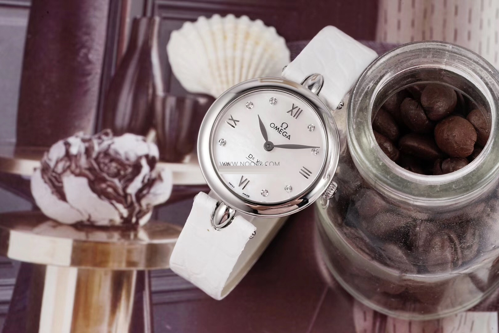 Gerçek-replika karşılaştırması: GS Factory Omega De Ville serisi 424.13.27.60.55.001 replika kadın kol saati 27.4 mm İsviçre menşeli kuvars — 2. fotoğraf