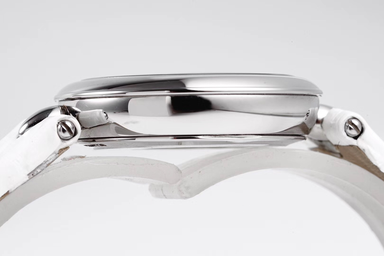 Gerçek-replika karşılaştırması: GS Factory Omega De Ville serisi 424.13.27.60.55.001 replika kadın kol saati 27.4 mm İsviçre menşeli kuvars — 19. fotoğraf