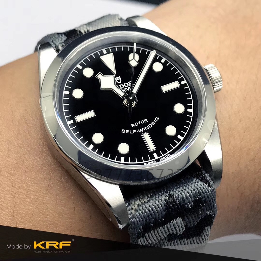 Gerçek-replika karşılaştırması: KRF Factory V3 Tudor Black Bay 79500 küçük patates güncellenmiş versiyon replika saat ile orijinalin karşılaştırması — 2. fotoğraf