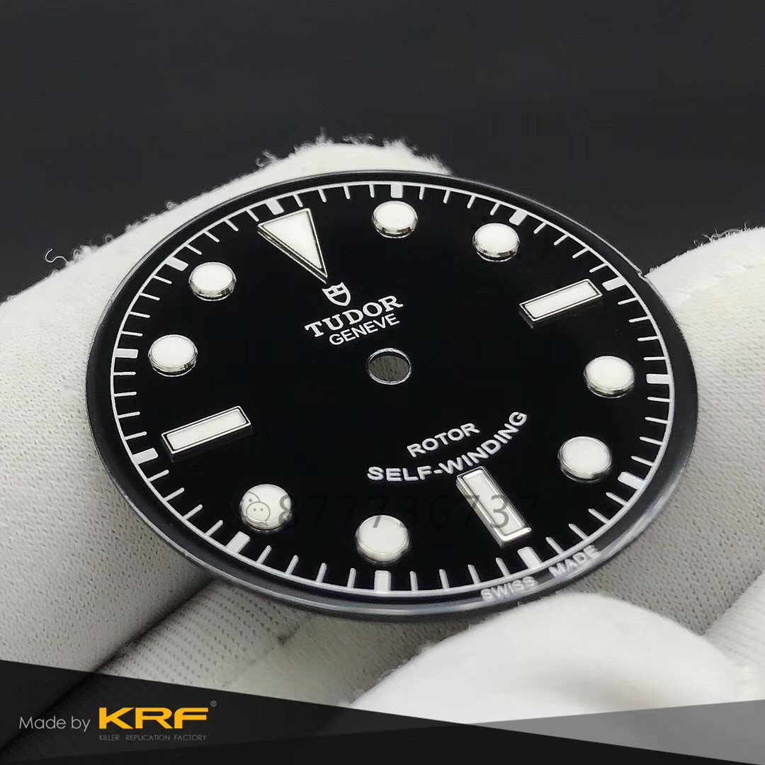Gerçek-replika karşılaştırması: KRF Factory V3 Tudor Black Bay 79500 küçük patates güncellenmiş versiyon replika saat ile orijinalin karşılaştırması — 3. fotoğraf