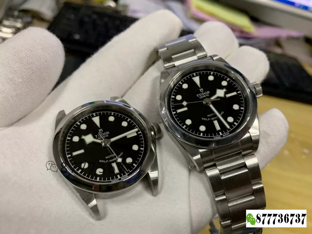 Gerçek-replika karşılaştırması: KRF Factory V3 Tudor Black Bay 79500 küçük patates güncellenmiş versiyon replika saat ile orijinalin karşılaştırması — 9. fotoğraf