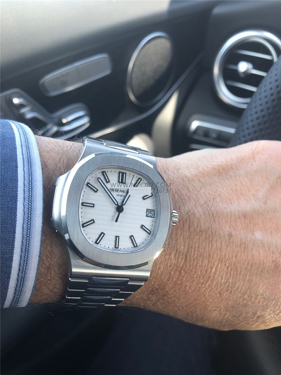 Gerçek-replika karşılaştırması: PPF Factory beyaz kadranlı Nautilus V2 versiyon replika saatin orijinal Patek Philippe 5711 mavi kadranlı ile karşılaştırma incelemesi — 1. fotoğraf