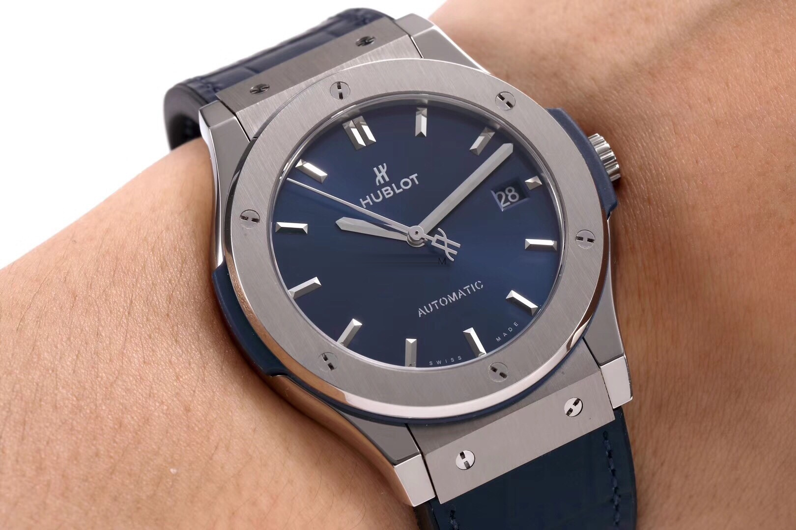 Gerçek-replika karşılaştırması: WWF Factory Hublot Classic Fusion serisi 511.NX.7170.LR 45 MM replika saat ile orijinalin karşılaştırmalı incelemesi — 13. fotoğraf