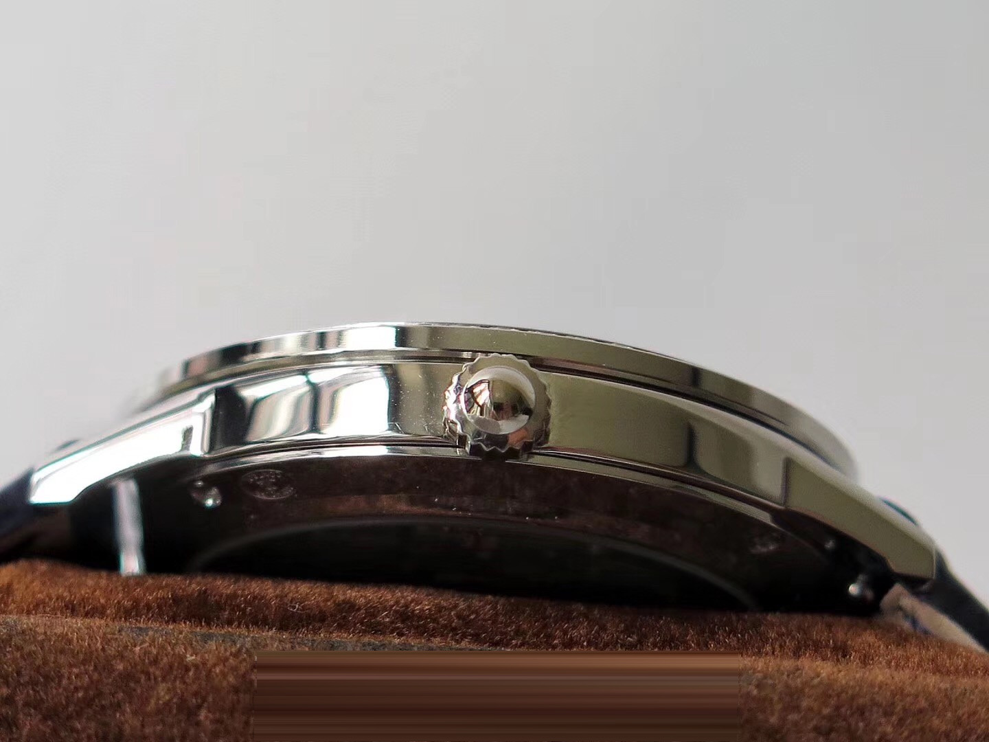 Gerçek-replika karşılaştırması: ZF Factory Jaeger-LeCoultre Rendez-Vous serisi 3468480 kadın mavi kadranlı replika saatin orijinalle karşılaştırmalı incelemesi — 17. fotoğraf
