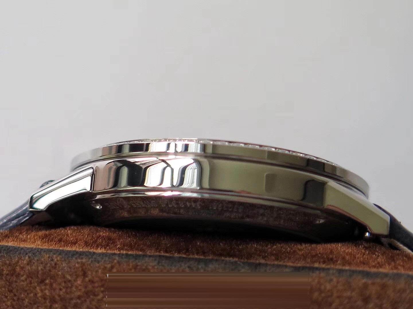 Gerçek-replika karşılaştırması: ZF Factory Jaeger-LeCoultre Rendez-Vous serisi 3468480 kadın mavi kadranlı replika saatin orijinalle karşılaştırmalı incelemesi — 18. fotoğraf