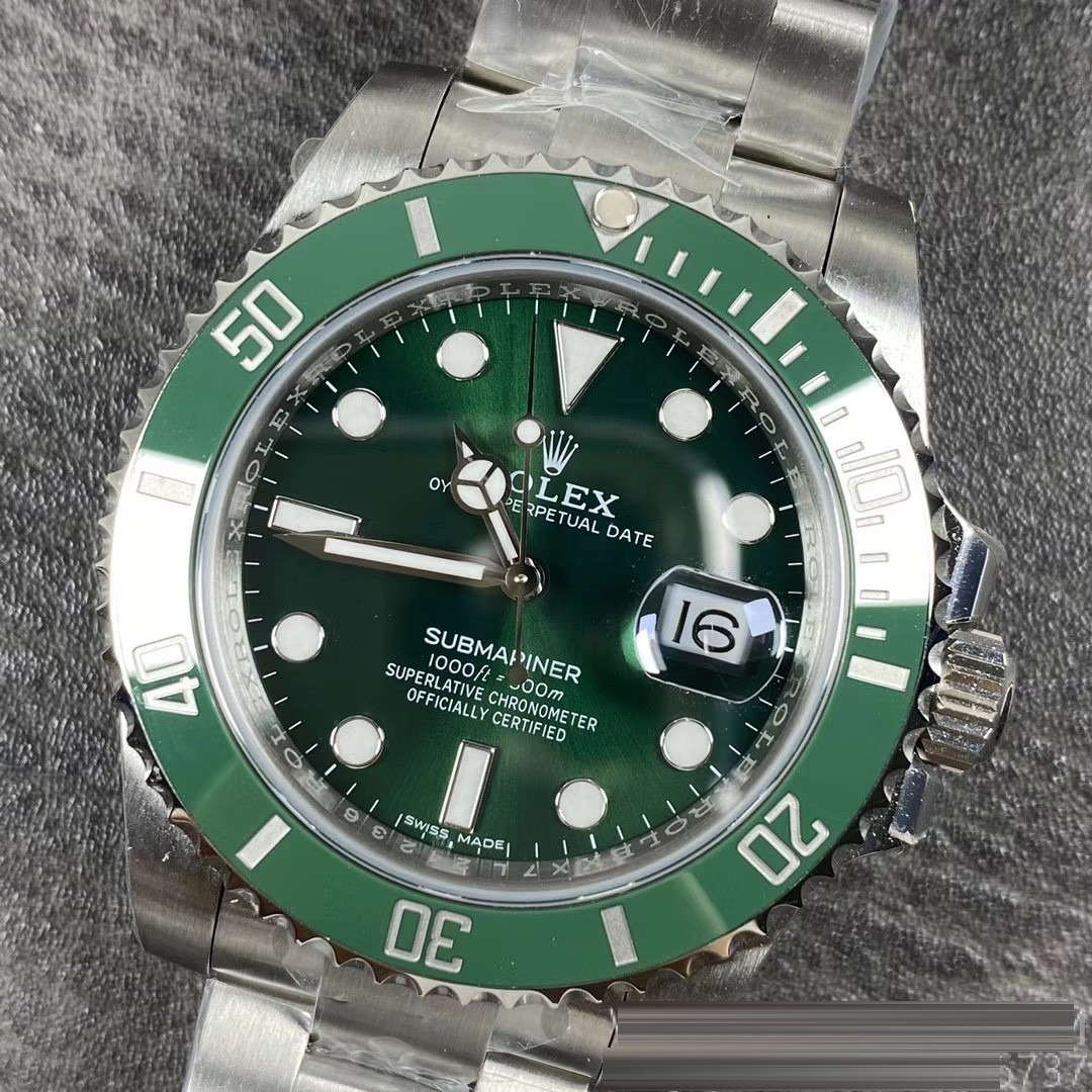 Gerçek-Replika Karşılaştırması: ZZ Factory V2S Rolex Yeşil Su Hayaleti + Clean Yeşil Bezel + Dolu Merkez Mili + İşlenmiş Çubuk İşaretler + Üç Boyutlu Akrep ve Yelkovan, Yükseltilmiş Sürümün Gerçek Çekimleri — 15. fotoğraf