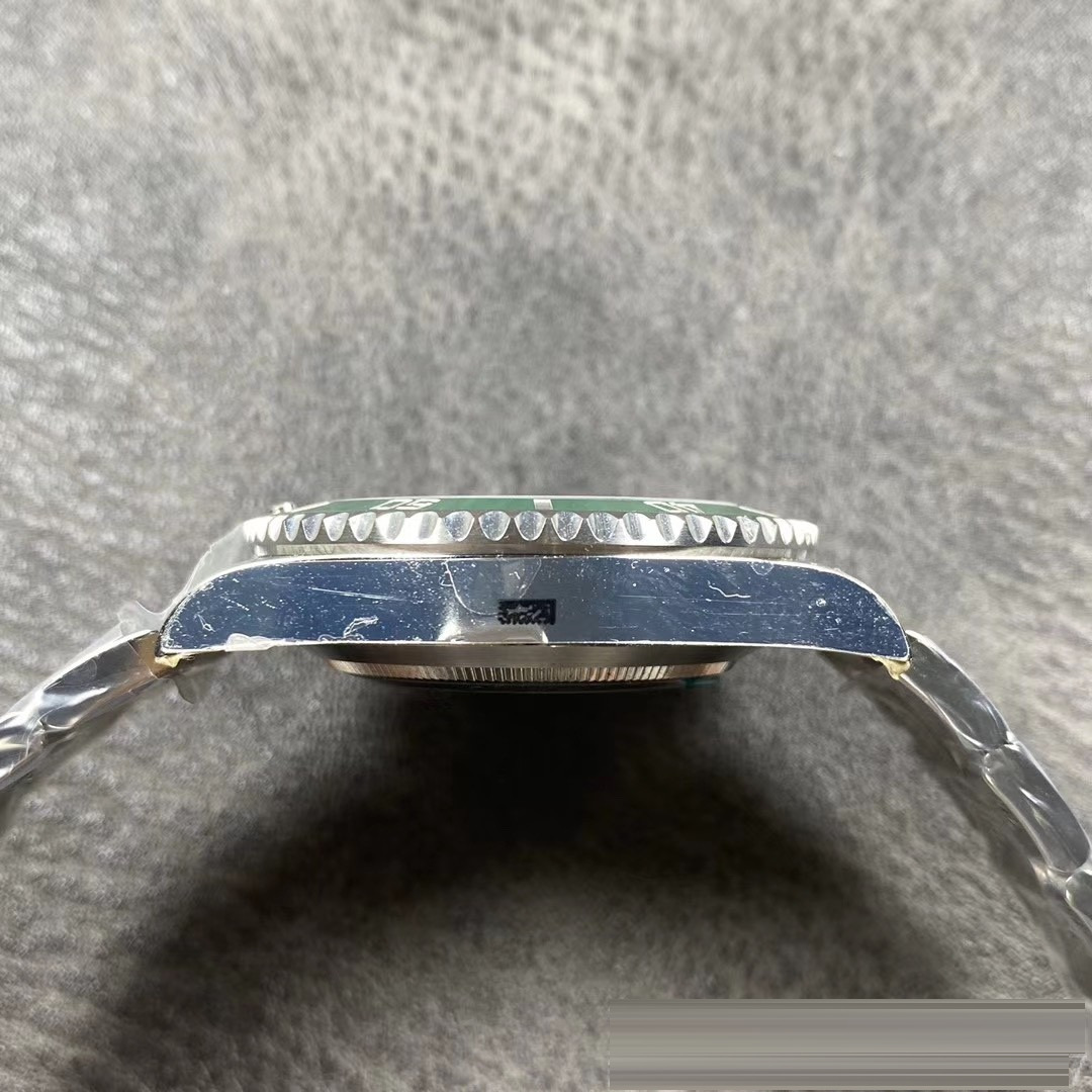 Gerçek-Replika Karşılaştırması: ZZ Factory V2S Rolex Yeşil Su Hayaleti + Clean Yeşil Bezel + Dolu Merkez Mili + İşlenmiş Çubuk İşaretler + Üç Boyutlu Akrep ve Yelkovan, Yükseltilmiş Sürümün Gerçek Çekimleri — 17. fotoğraf