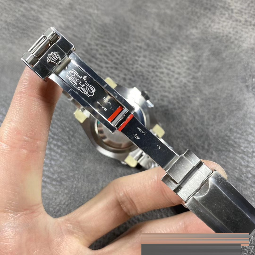 Gerçek-Replika Karşılaştırması: ZZ Factory V2S Rolex Yeşil Su Hayaleti + Clean Yeşil Bezel + Dolu Merkez Mili + İşlenmiş Çubuk İşaretler + Üç Boyutlu Akrep ve Yelkovan, Yükseltilmiş Sürümün Gerçek Çekimleri — 21. fotoğraf