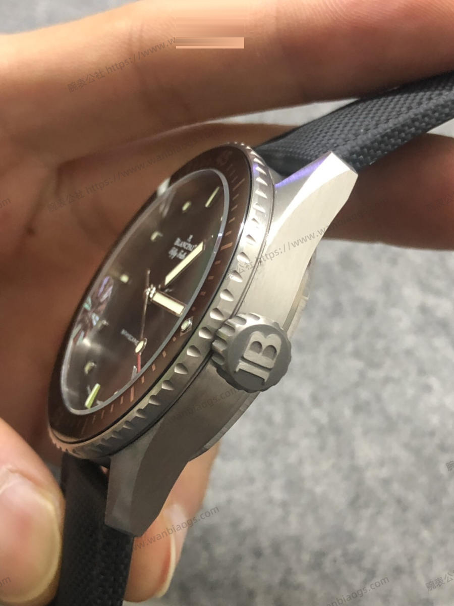 GF Factory Blancpain Fifty Fathoms serisi saten fırçalanmış titanyum saat incelemesi — 4. fotoğraf