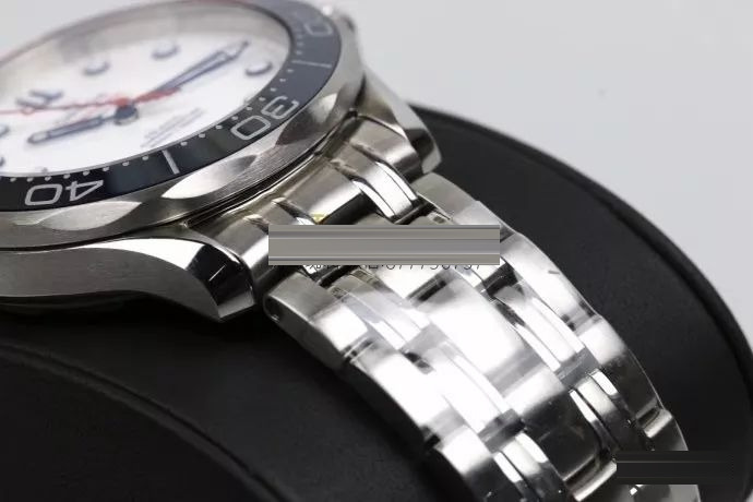 GM Factory Omega Seamaster 007 Commander gerçek-replika karşılaştırması: orijinalin karşısında UR Factory fark yaratabiliyor mu? — 13. fotoğraf