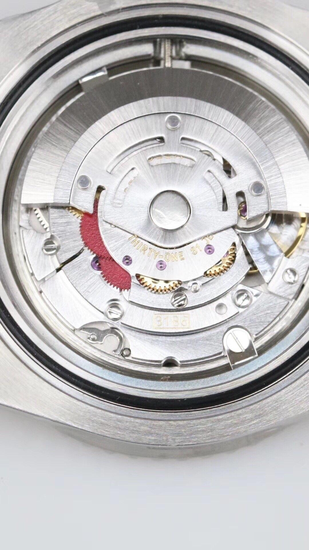 GM Factory Rolex GMT-Master II kırmızı-mavi Pepsi bezel 3186 mekanizma V2 nihai versiyon beş boncuklu üç dizili bilezikli replika saat — 10. fotoğraf