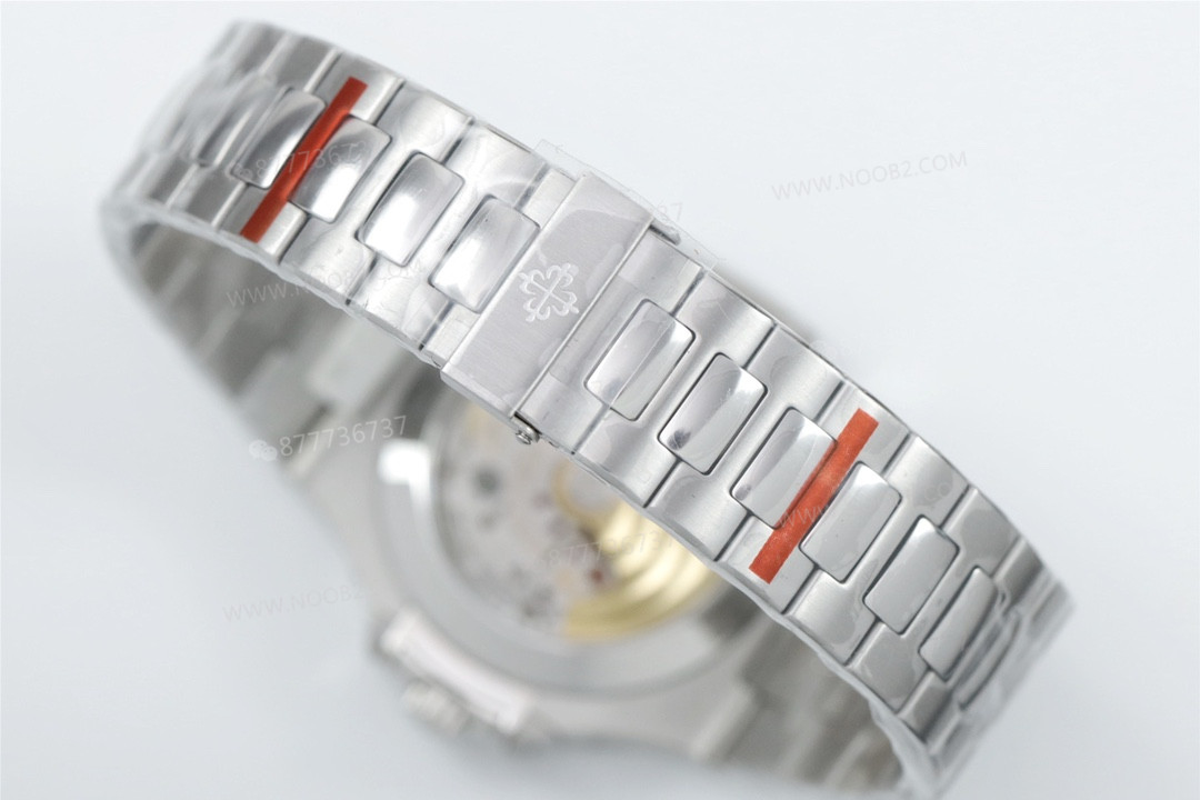 Green Fabrikası Patek Philippe Nautilus 5726 Yıllık Takvim ve Ay Evreli Saat, Beyaz Kadran — 10. fotoğraf