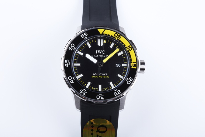 IWS Factory IWC Aquatimer serisi IW356802 çeyrek sarı/beyaz replika saat ile orijinal karşılaştırmalı incelemesi — 2. fotoğraf