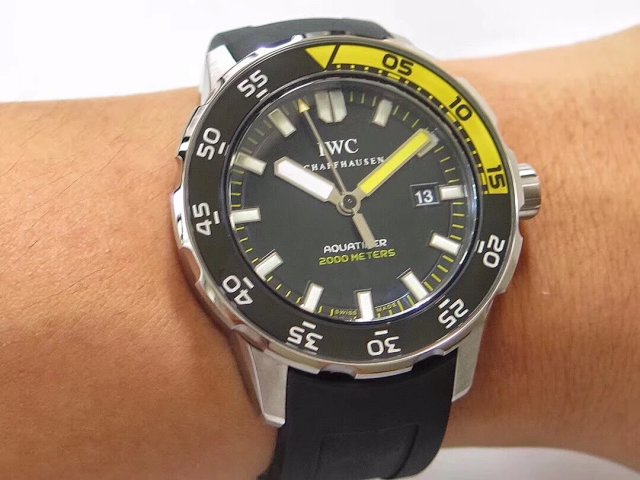 IWC Aquatimer 2000 Turuncu Siyah Kol Üstü Çekim