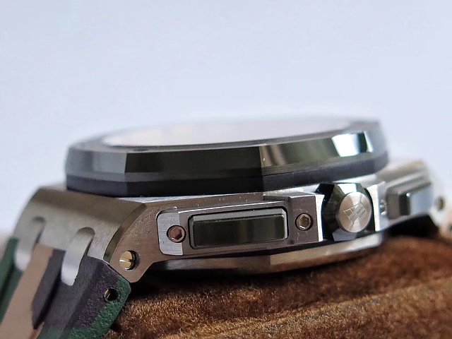 Replika Audemars Piguet Yeşil Kurma Kolu ve Kronograf Butonları