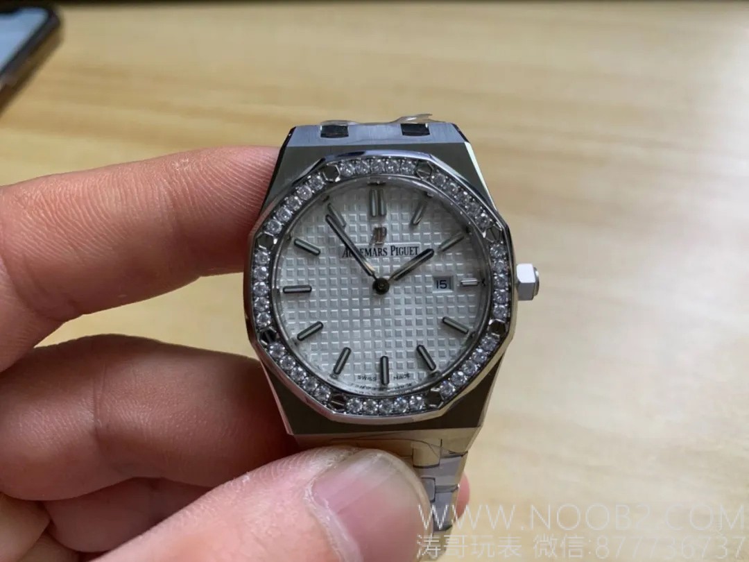 JF Audemars Piguet Royal Oak 67651 kadın saati moissanite taşla modifiye edildi; taşın gerçek olup olmadığı nasıl anlaşılır? — 3. fotoğraf