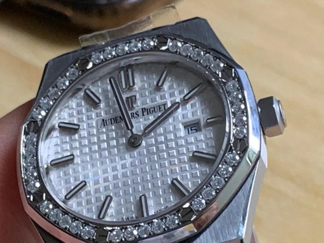JF Audemars Piguet Royal Oak 67651 kadın saati moissanite taşla modifiye edildi; taşın gerçek olup olmadığı nasıl anlaşılır? — 6. fotoğraf