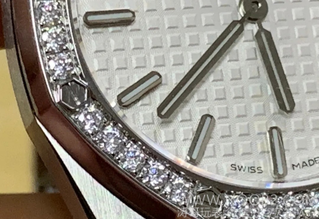 JF Audemars Piguet Royal Oak 67651 kadın saati moissanite taşla modifiye edildi; taşın gerçek olup olmadığı nasıl anlaşılır? — 7. fotoğraf
