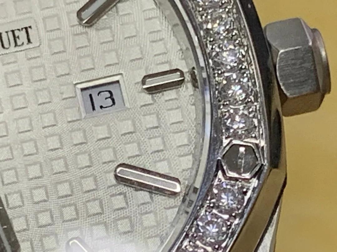 JF Audemars Piguet Royal Oak 67651 kadın saati moissanite taşla modifiye edildi; taşın gerçek olup olmadığı nasıl anlaşılır? — 10. fotoğraf