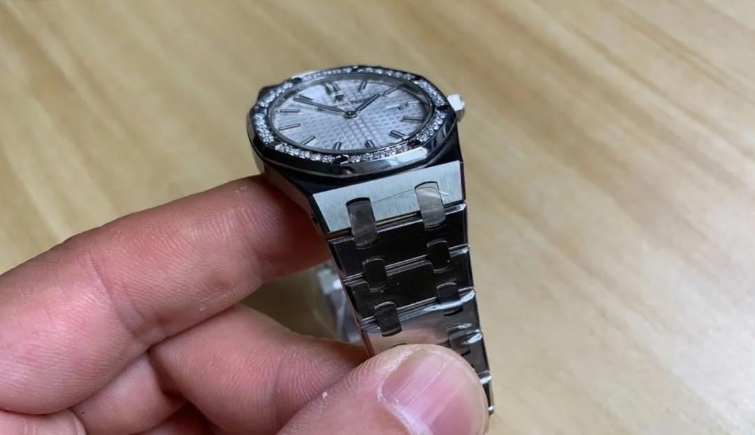 JF Audemars Piguet Royal Oak 67651 kadın saati moissanite taşla modifiye edildi; taşın gerçek olup olmadığı nasıl anlaşılır? — 15. fotoğraf