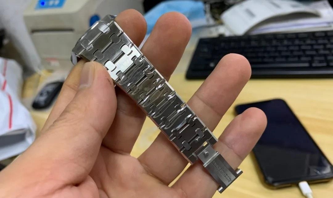 JF Audemars Piguet Royal Oak 67651 kadın saati moissanite taşla modifiye edildi; taşın gerçek olup olmadığı nasıl anlaşılır? — 16. fotoğraf