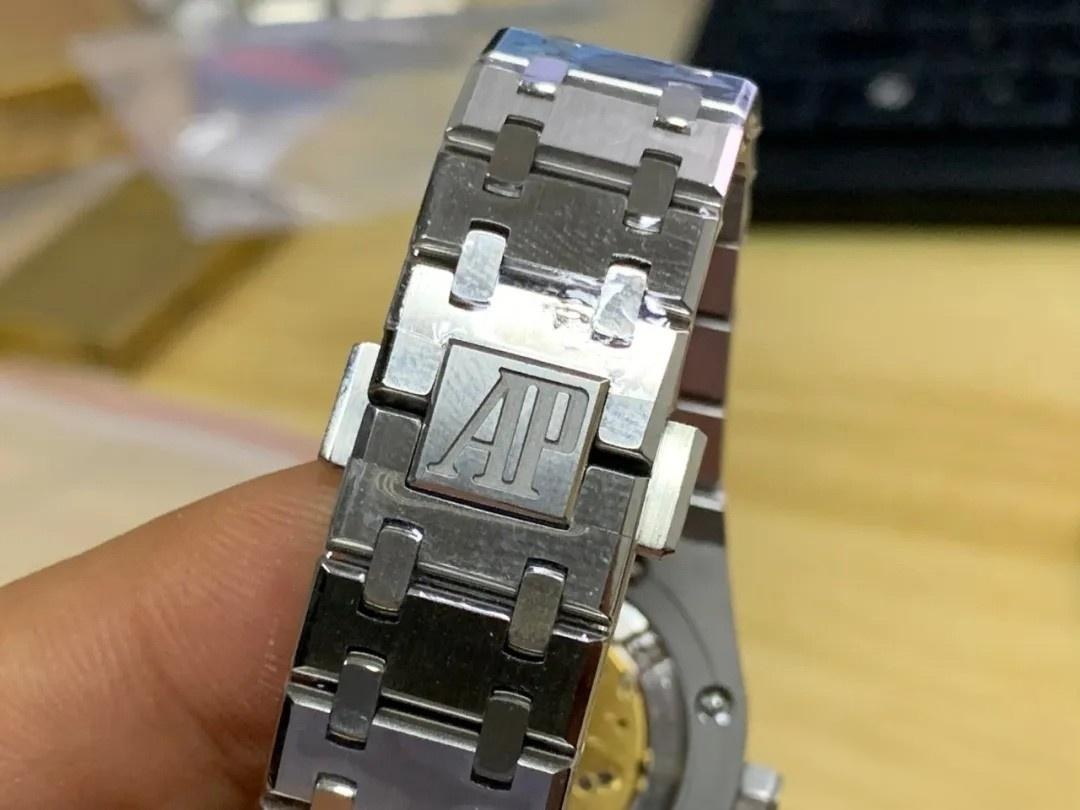 JF Audemars Piguet Royal Oak 67651 kadın saati moissanite taşla modifiye edildi; taşın gerçek olup olmadığı nasıl anlaşılır? — 18. fotoğraf