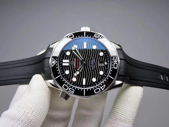 Kauçuk Kayışlı Replika Omega Seamaster Diver 300m'in Yeni V2 Sürümü — 5. fotoğraf