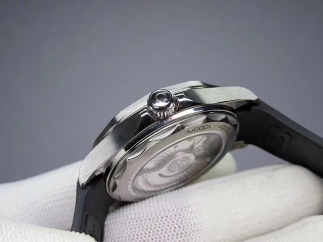 Kauçuk Kayışlı Replika Omega Seamaster Diver 300m'in Yeni V2 Sürümü — 6. fotoğraf
