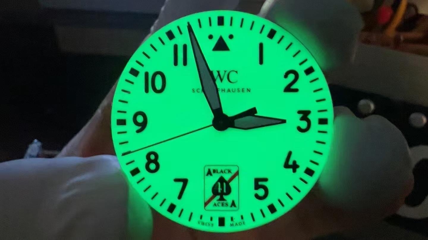 M+ fabrikası IWC Maça Ası 41. Yıl V2 versiyonu güçlü lume özelliğiyle alınmaya değer mi? — 1. fotoğraf