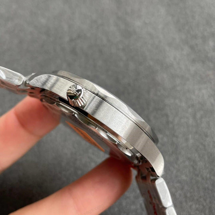OR Factory Omega Seamaster 300 ile VS Factory karşılaştırması: Hangisi daha iyi? — 5. fotoğraf
