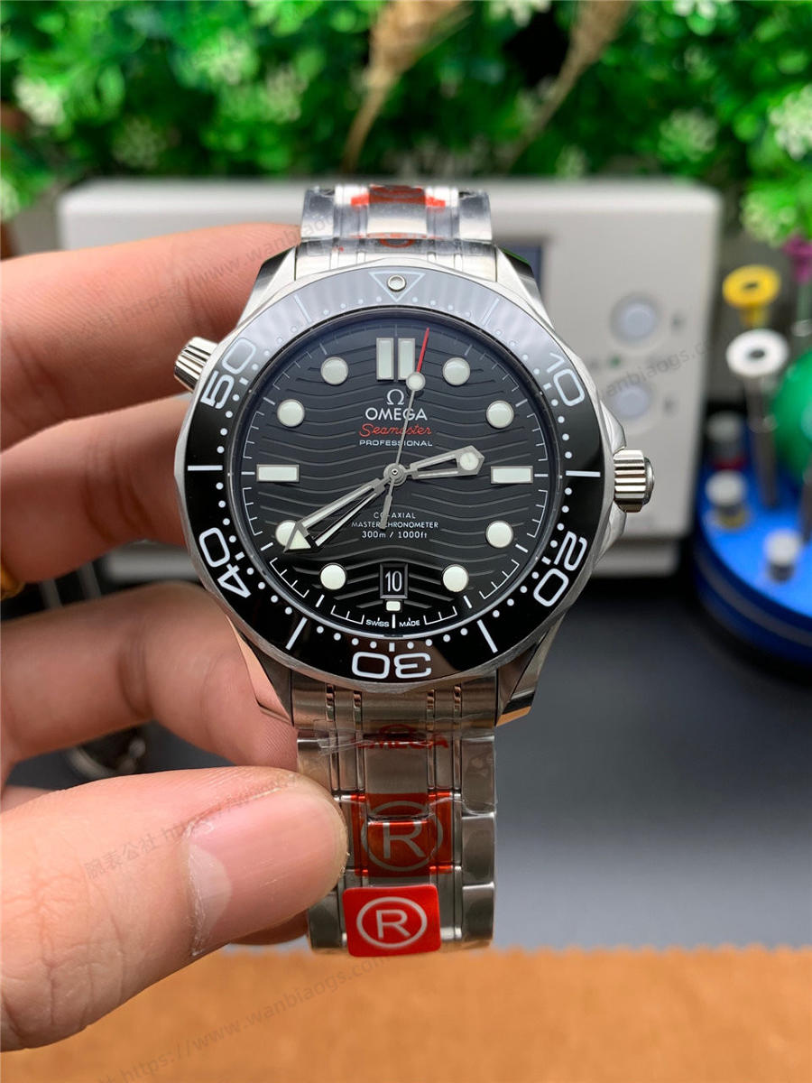 OR Factory Omega Seamaster 300M karşılaştırması VS Factory — 1. fotoğraf