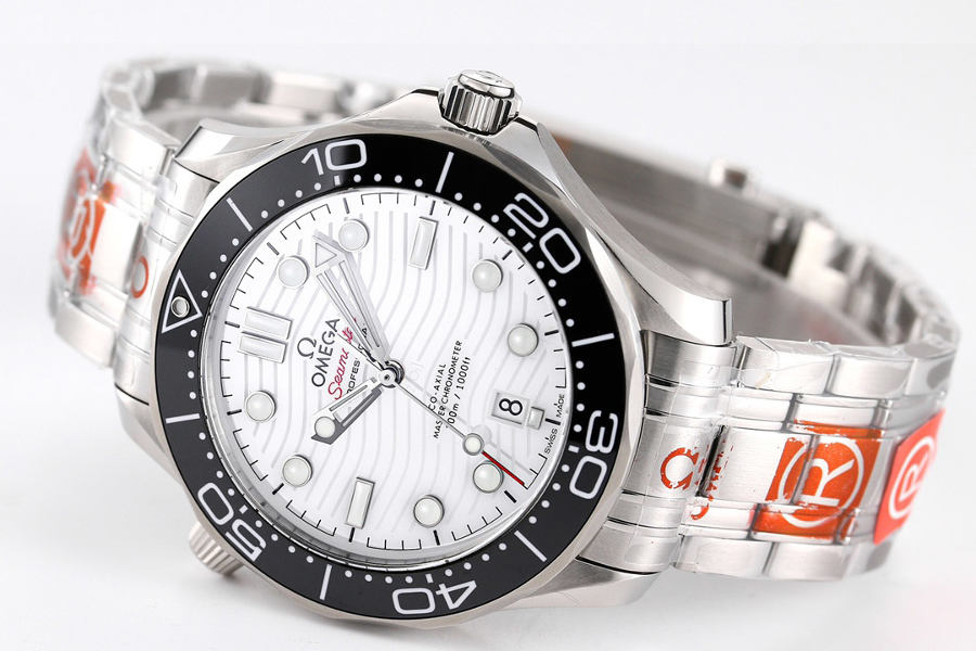 OR Factory Seamaster 300 (beyaz kadran) saati VS Factory ile kıyaslandığında nasıl — 4. fotoğraf