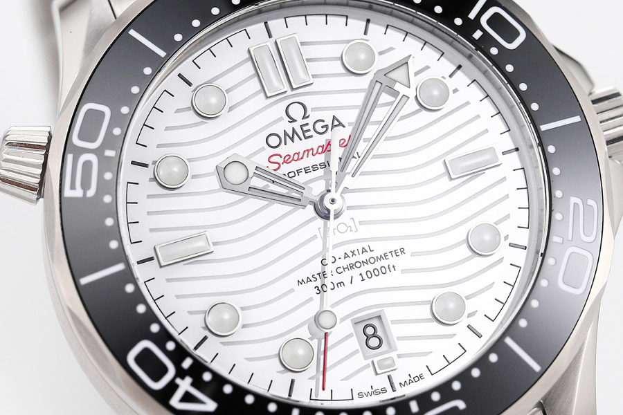 OR Factory Seamaster 300 (beyaz kadran) saati VS Factory ile kıyaslandığında nasıl — 7. fotoğraf