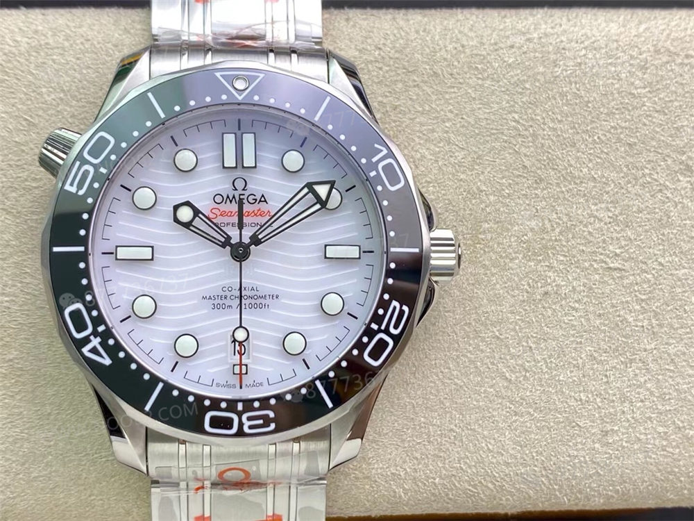 OR Factory Seamaster 300 panda kadran beyaz yüzeyin açıkları nerede? — 2. fotoğraf