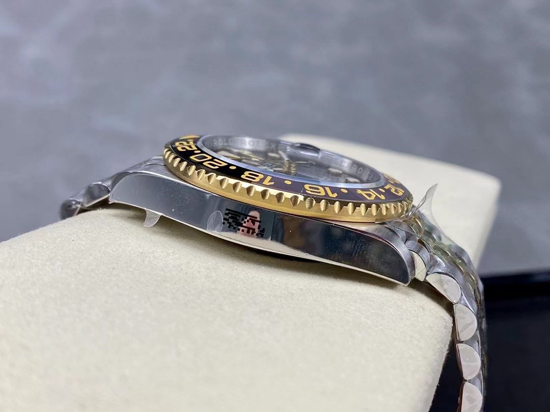 Rolex GMT-Master II 126713GRNR Altın Bezel
