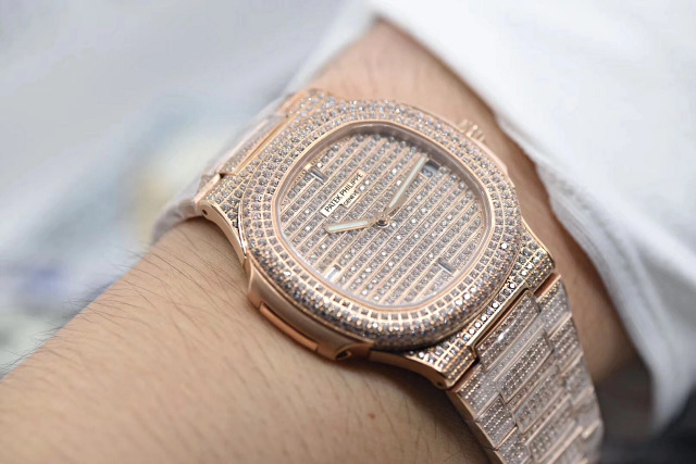 Replika Patek Philippe Full Pırlanta Kol Üstü Çekim